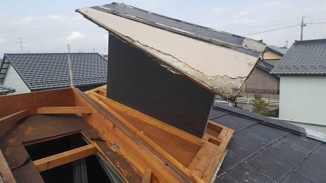 解体中の換気棟